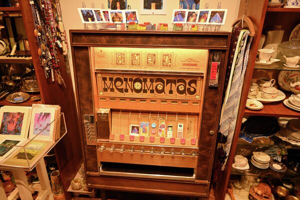 В ноябре этого года в Ужуписе появился первый в Литве автомат для торговли небольшими произведениями искусства — Menomatas (&quot;menas&quot; в переводе с литовского — искусство). - Sputnik Латвия