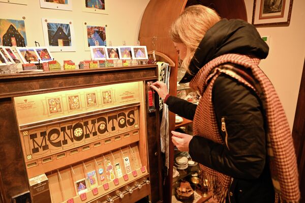 Menomatas — это автомат, переделанный из старого американского сигаретного автомата. - Sputnik Латвия