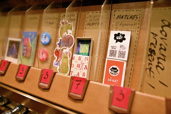 В меномате можно приобрести уникальный художественный объект ручной работы размером не больше пачки сигарет. - Sputnik Латвия