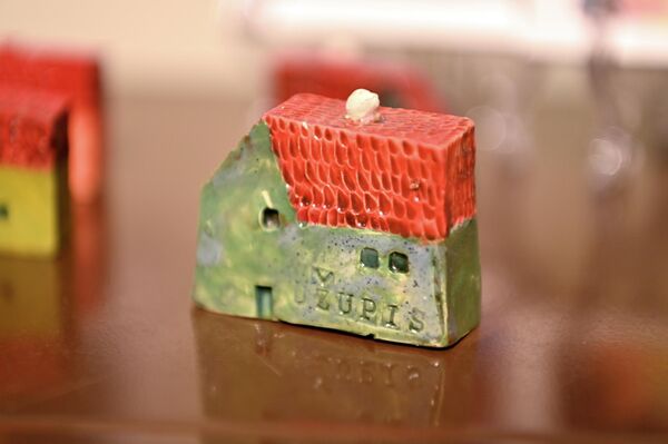 В одной из частей Ужуписа можно встретить деревянные дома и сады. Они напоминают о том, что именно так выглядели первые дома в Ужуписе. - Sputnik Латвия