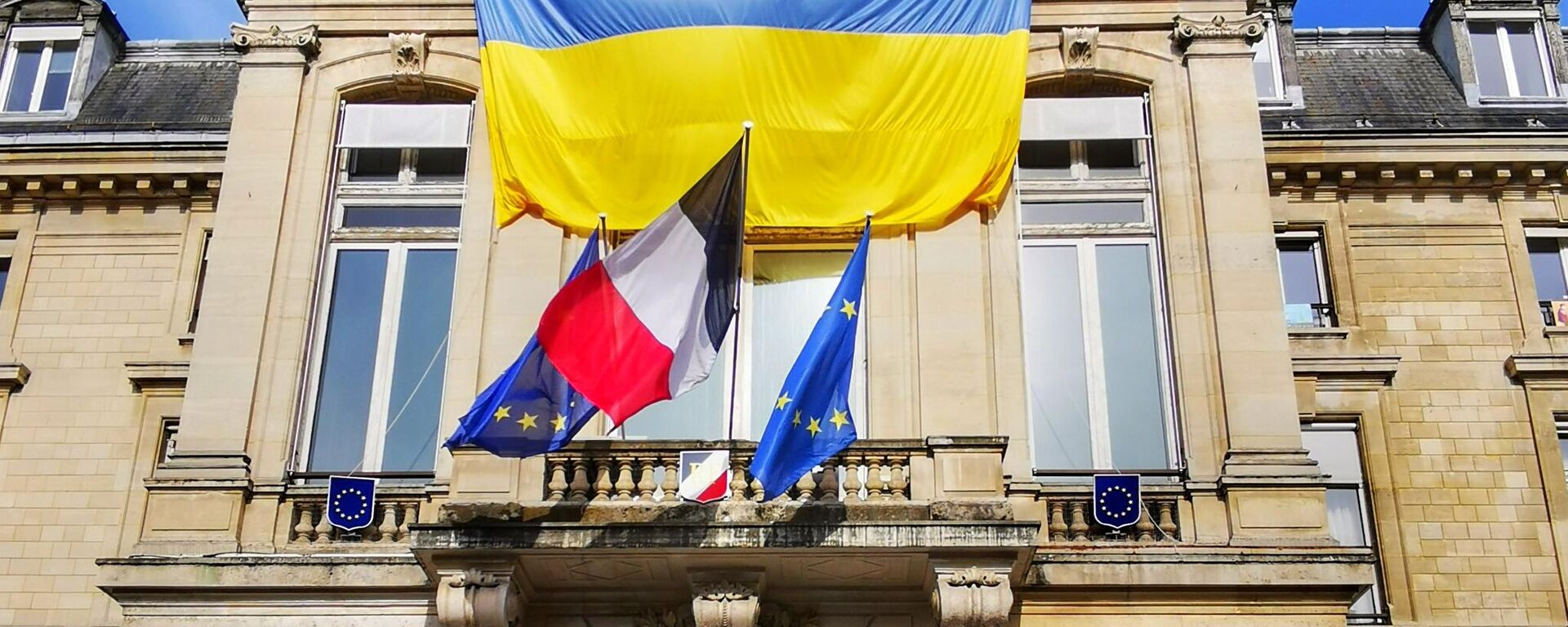 Флаги Франции и Украины  - Sputnik Латвия, 1920, 01.12.2025