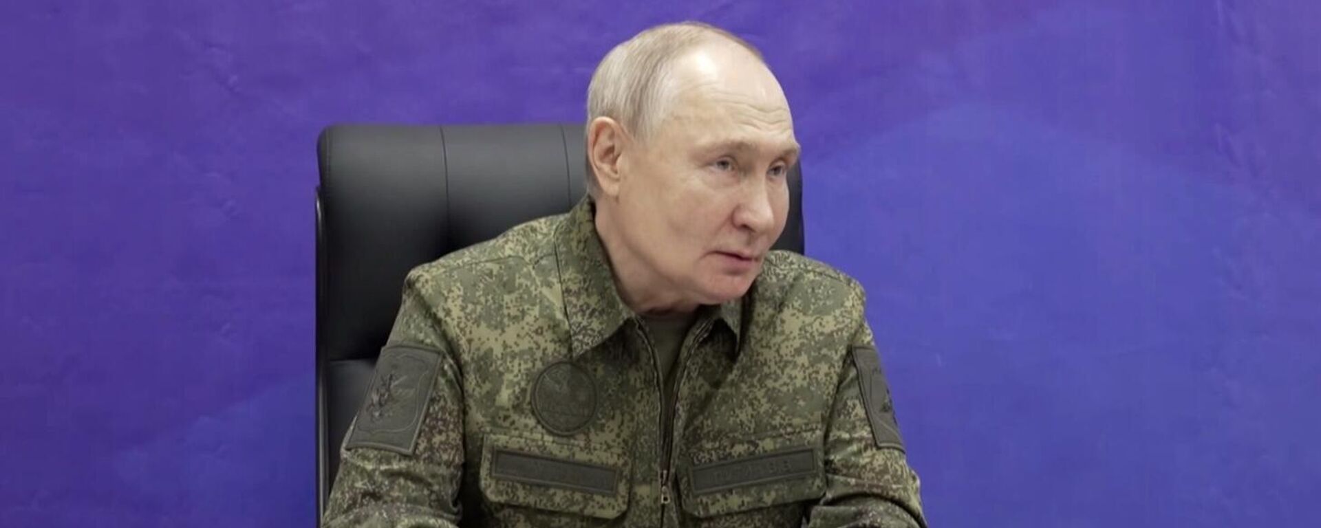 Президент РФ Владимир Путин в пункте управления Объединенной группировки войск - Sputnik Латвия, 1920, 02.12.2025