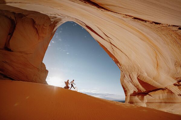 Снимок фотографа Мэдди Мэй, занявший второе место на конкурсе &quot;Международный свадебный фотограф – 2025&quot; - Sputnik Латвия