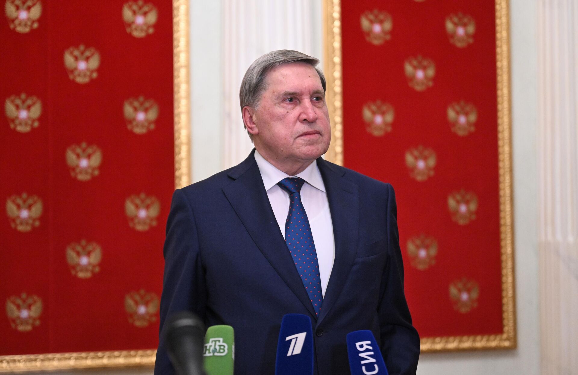 Помощник президента РФ Юрий Ушаков отвечает на вопросы журналистов после встречи Владимира Путина и спецпосланника президента США Стивена Уиткоффа - Sputnik Латвия, 1920, 03.12.2025