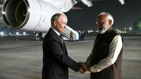Премьер-министр Индии Нарендра Моди встречает президента РФ Владимира Путина на авиабазе Палам - Sputnik Латвия