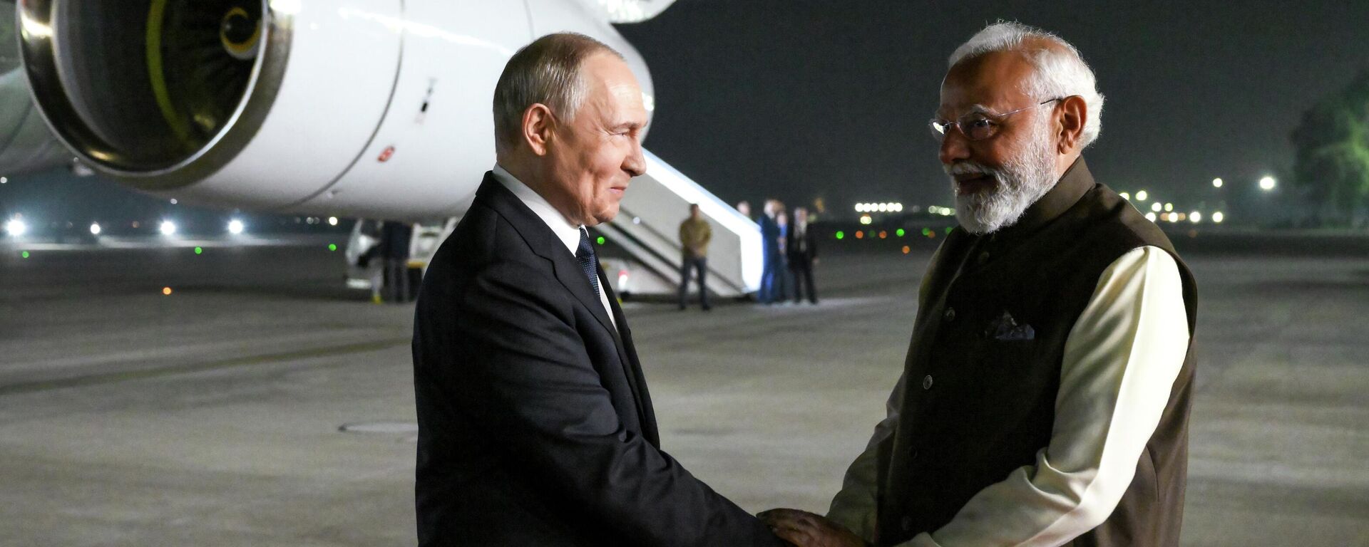 Премьер-министр Индии Нарендра Моди встречает президента РФ Владимира Путина на авиабазе Палам - Sputnik Латвия, 1920, 04.12.2025