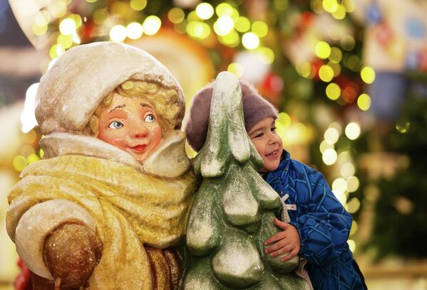 Девочка на одной из улиц в Москве - Sputnik Латвия