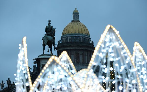 Новогодняя иллюминация в Санкт-Петербурге. На втором плане - Исаакиевский собор Новогодняя иллюминация в Санкт-Петербурге. На втором плане - Исаакиевский собор - Sputnik Латвия