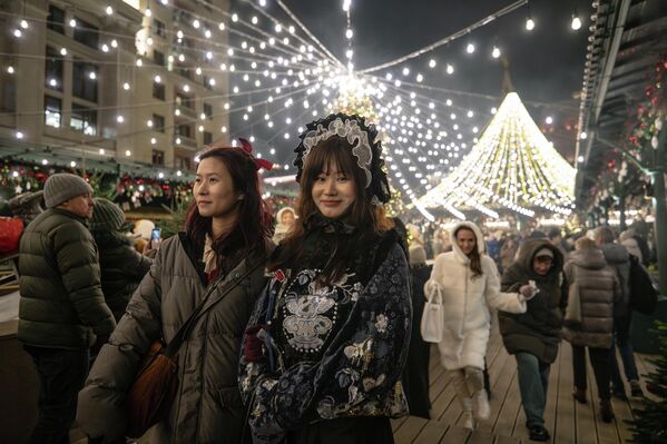 Люди на Манежной площади в Москве - Sputnik Латвия