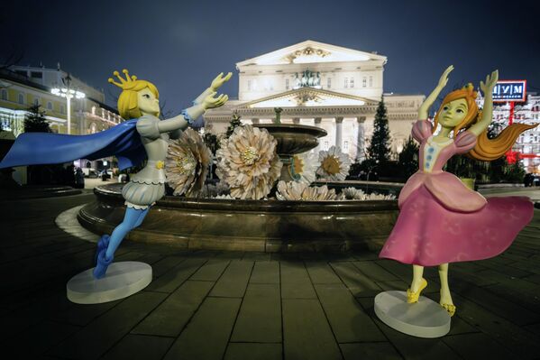 Новогодняя инсталляция перед Большим театром в Москве Новогодняя инсталляция перед Большим театром в Москве - Sputnik Латвия