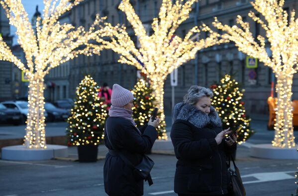 Горожане на улице в Санкт-Петербурге - Sputnik Латвия