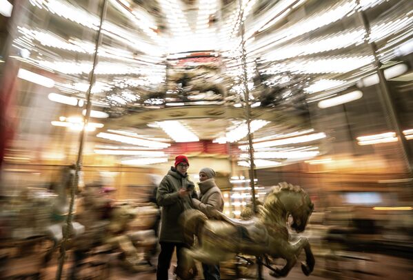 Молодые люди катаются на карусели в Москве Молодые люди катаются на карусели в Москве - Sputnik Латвия