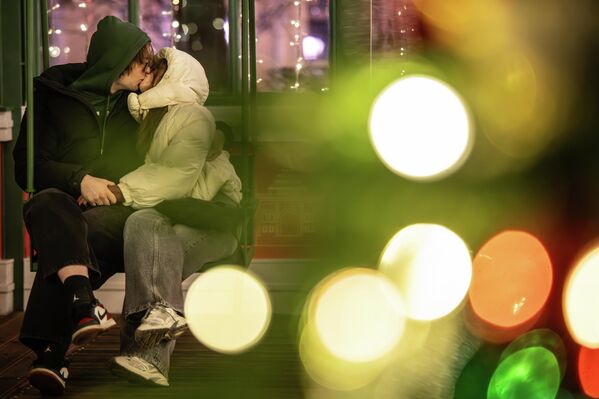 Молодые люди на одной из улиц в Москве Молодые люди на одной из улиц в Москве - Sputnik Латвия