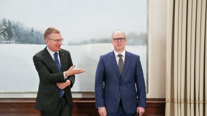 Президент Латвии Эдгарс Ринкевичс (слева) и генеральный прокурор Армин Мейстерс