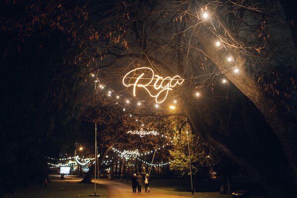 Праздничная иллюминация на одной из улиц Риги Праздничная иллюминация на одной из улиц Риги - Sputnik Латвия