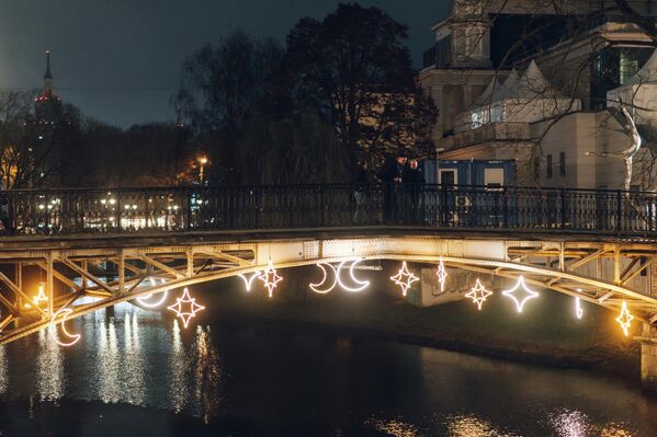 Украшенный мост около Латвийской национальной оперы Украшенный мост около Латвийской национальной оперы - Sputnik Латвия