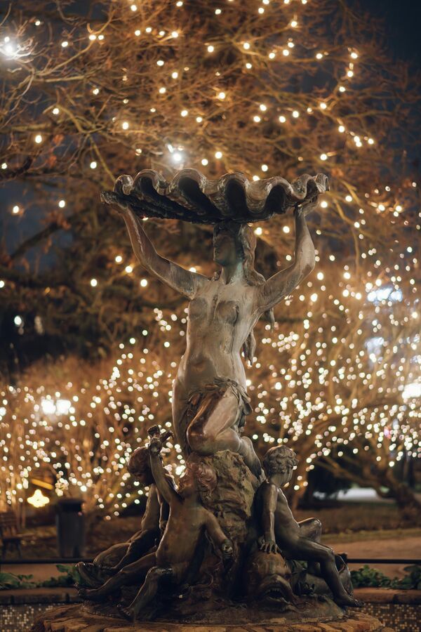 Фонтан "Нимфа" напротив здания Национальной оперы Фонтан "Нимфа" напротив здания Национальной оперы - Sputnik Латвия