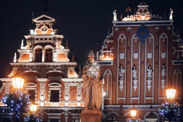 К праздникам украсили даже статую Роланда К праздникам украсили даже статую Роланда - Sputnik Латвия