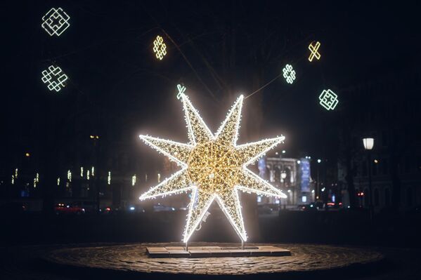 Праздничная иллюминация на одной из улиц Риги Праздничная иллюминация на одной из улиц Риги - Sputnik Латвия