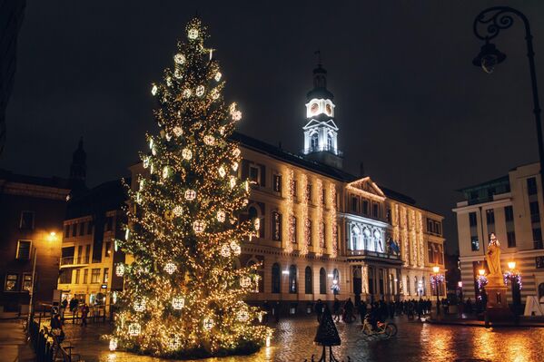 Главная елка страны, стоящая на Ратушной площади Главная елка страны, стоящая на Ратушной площади - Sputnik Латвия