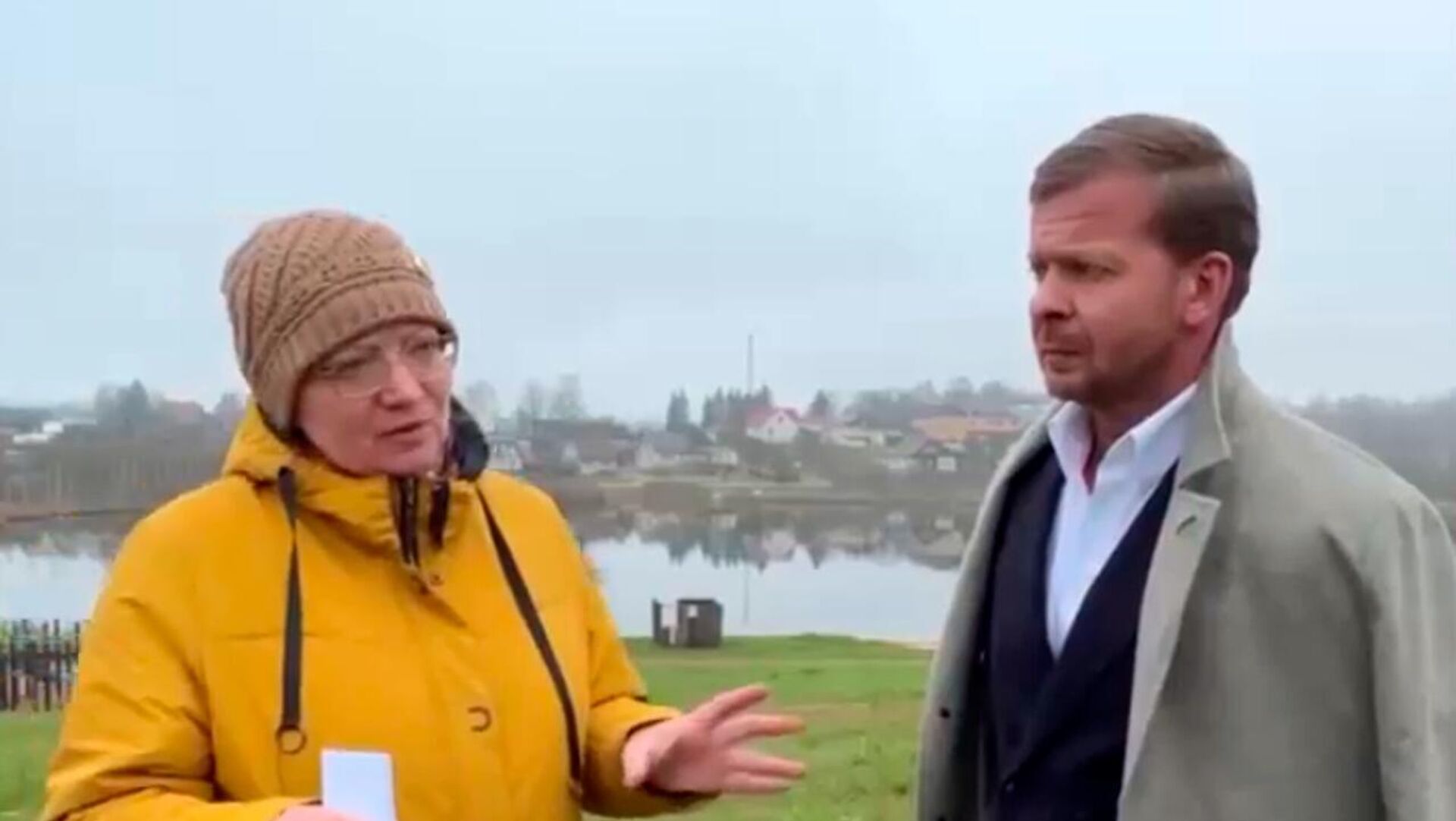 Алексей Росликов и мать третьеклассника, которому запрещают в школе общаться на родном языке  - Sputnik Латвия, 1920, 12.12.2025