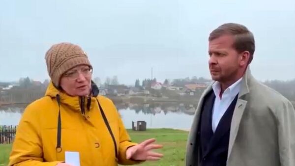 Алексей Росликов и мать третьеклассника, которому запрещают в школе общаться на родном языке  - Sputnik Латвия