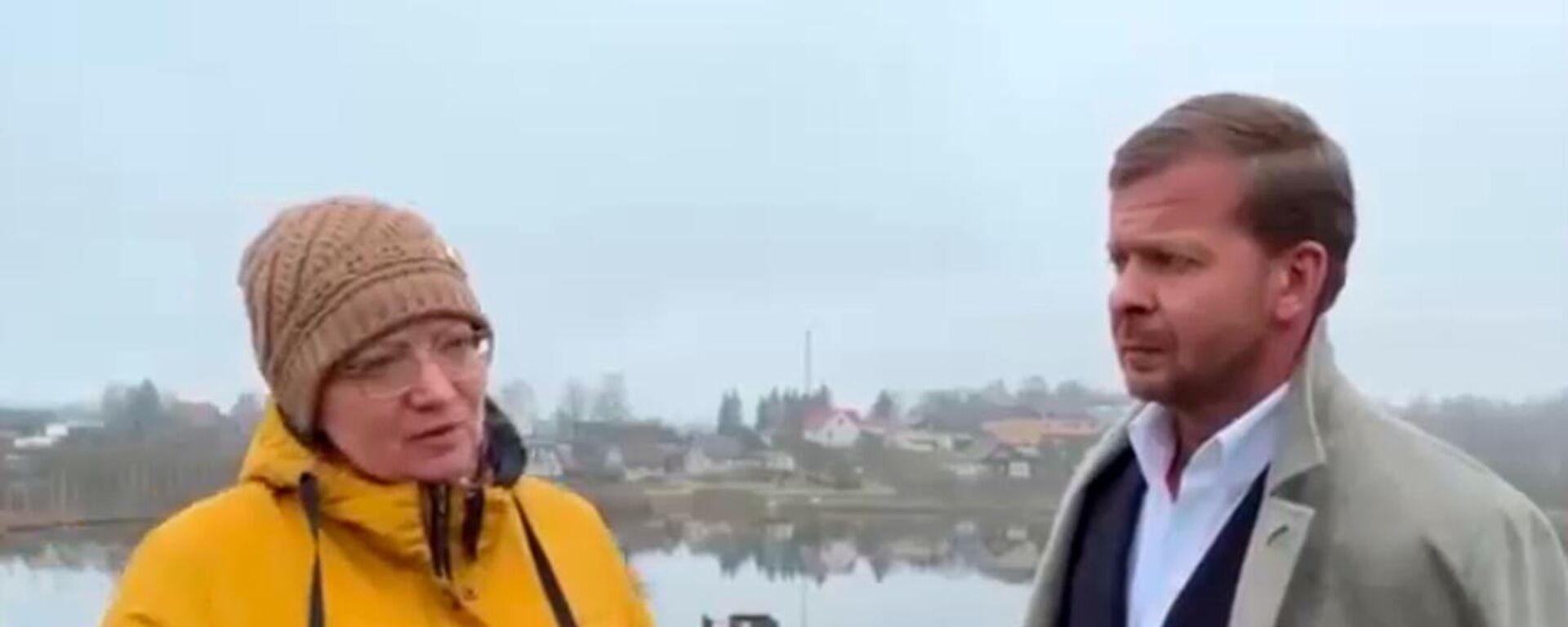 Алексей Росликов и мать третьеклассника, которому запрещают в школе общаться на родном языке  - Sputnik Латвия, 1920, 12.12.2025