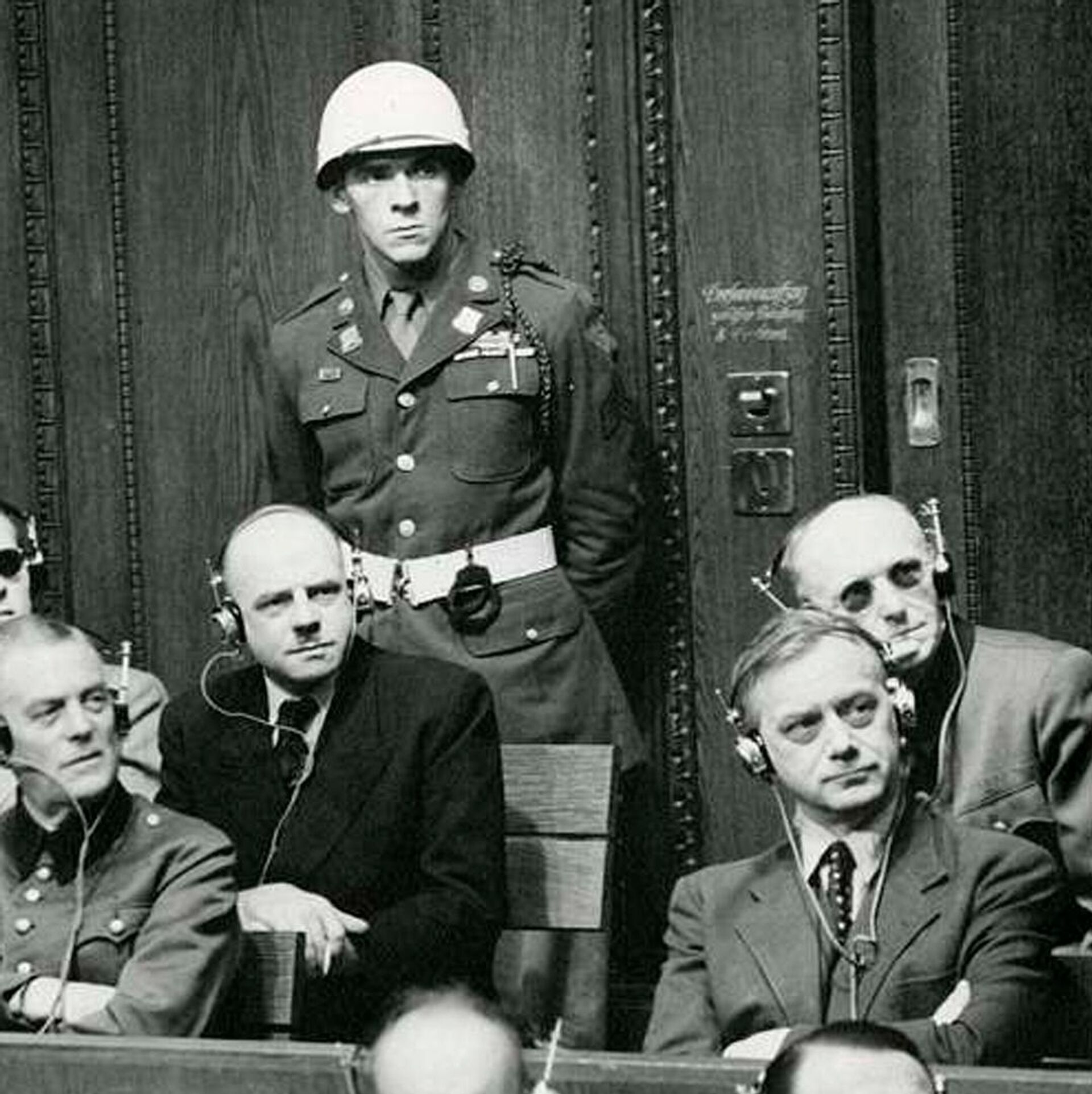 Альфред Розенберг (крайний справа в первом ряду) во время Нюрнбергского процесса, 22 ноября 1945 года - Sputnik Латвия, 1920, 15.12.2025