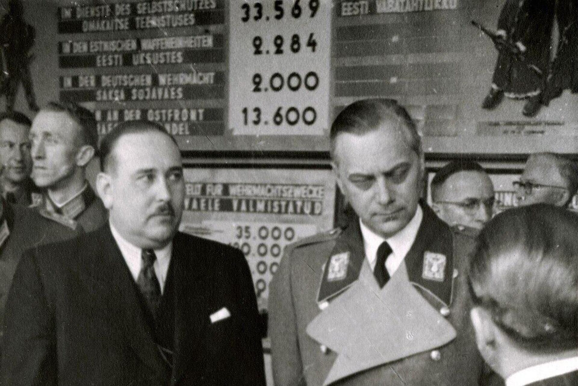Альфред Розенберг (справа) и глава эстонского коллаборационистского самоуправления Хяльмар Мяэ, 1942 год - Sputnik Латвия, 1920, 15.12.2025
