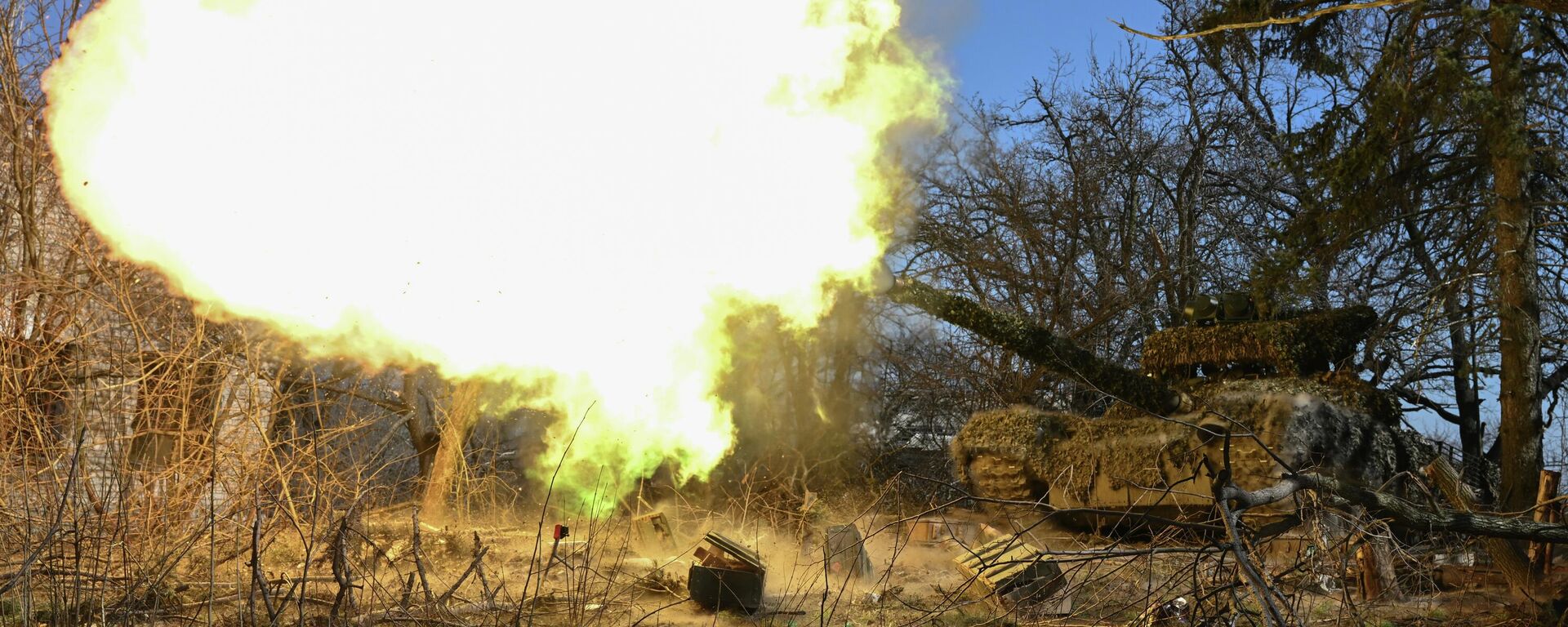 Танк Т-72 ВС России в зоне СВО - Sputnik Латвия, 1920, 15.12.2025