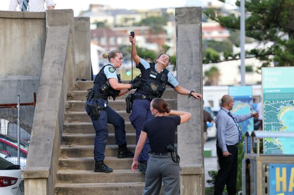 По данным полиции штата Новый Южный Уэльс, огонь по людям открыли двое мужчин 50 и 24 лет, которые приходятся друг другу отцом и сыном По данным полиции штата Новый Южный Уэльс, огонь по людям открыли двое мужчин 50 и 24 лет, которые приходятся друг другу отцом и сыном - Sputnik Латвия