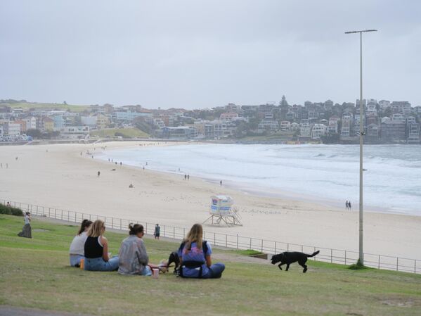 Люди на пляже Бондай на следующий день после стрельбы Люди на пляже Бондай на следующий день после стрельбы - Sputnik Латвия