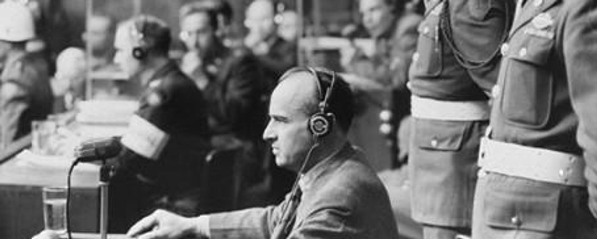 Ганс Франк во время Нюрнбергского процесса  - Sputnik Латвия, 1920, 18.12.2025