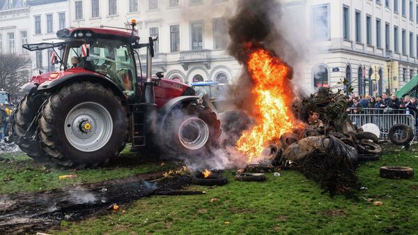 Акция протеста европейских фермеров в Брюсселе против подписания торгового соглашения между ЕС и странами Латинской Америки - Sputnik Латвия