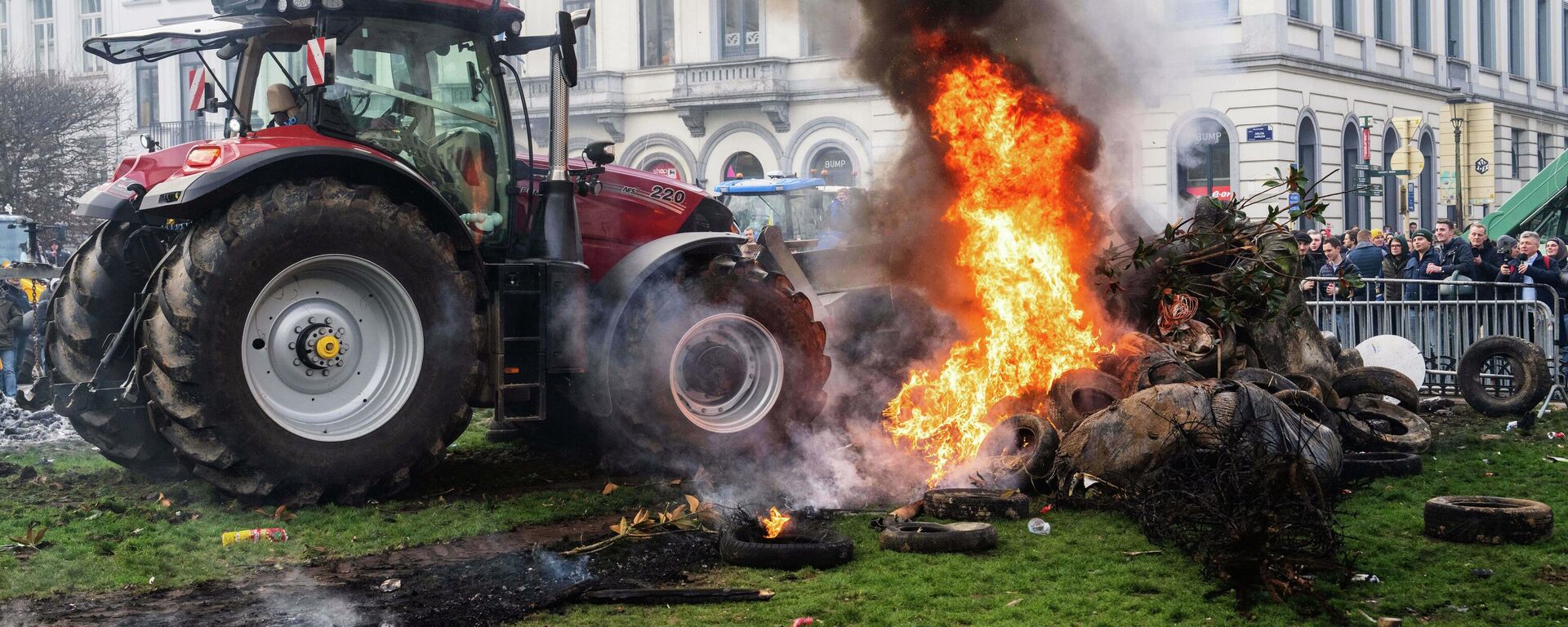 Акция протеста европейских фермеров в Брюсселе против подписания торгового соглашения между ЕС и странами Латинской Америки - Sputnik Латвия, 1920, 19.12.2025