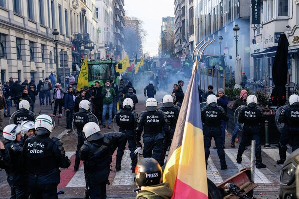 Многие фермеры приехали на акцию на тракторах, что существенно замедлило дорожное движение в Брюсселе Многие фермеры приехали на акцию на тракторах, что существенно замедлило дорожное движение в Брюсселе - Sputnik Латвия