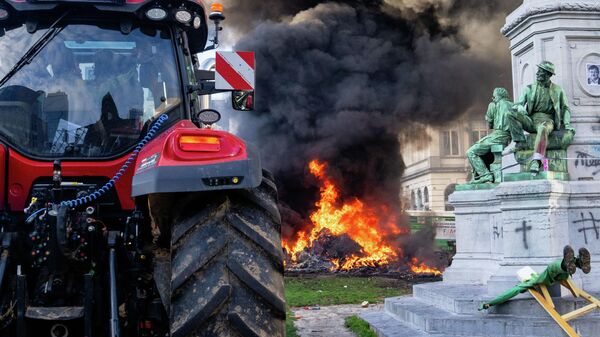 Акция протеста европейских фермеров в Брюсселе против подписания торгового соглашения между ЕС и странами Латинской Америки - Sputnik Латвия