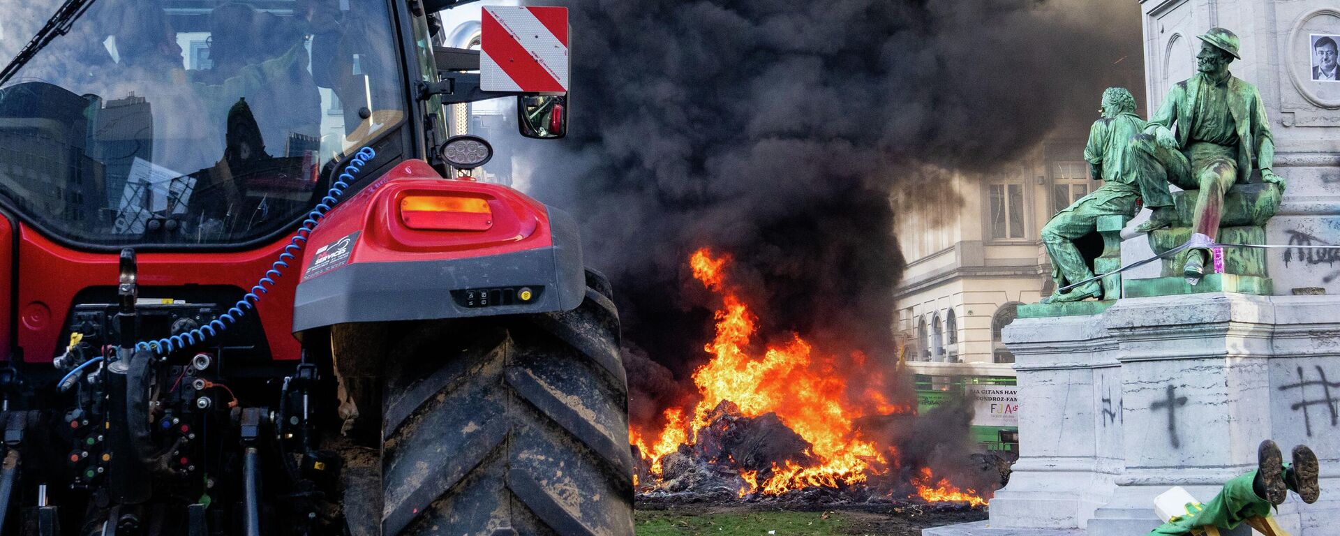 Акция протеста европейских фермеров в Брюсселе против подписания торгового соглашения между ЕС и странами Латинской Америки - Sputnik Латвия, 1920, 23.12.2025