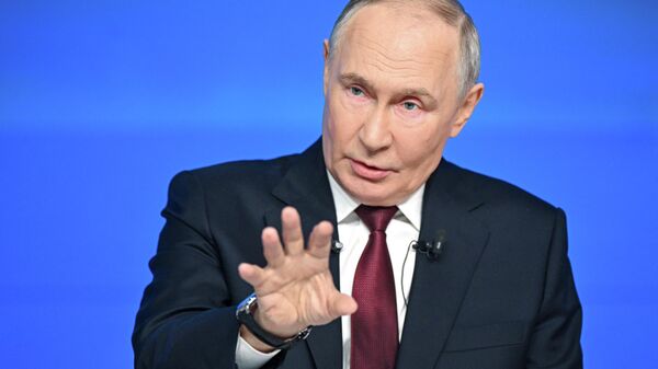 Президент РФ Владимир Путин подводит итоги года в ходе прямой линии  - Sputnik Латвия