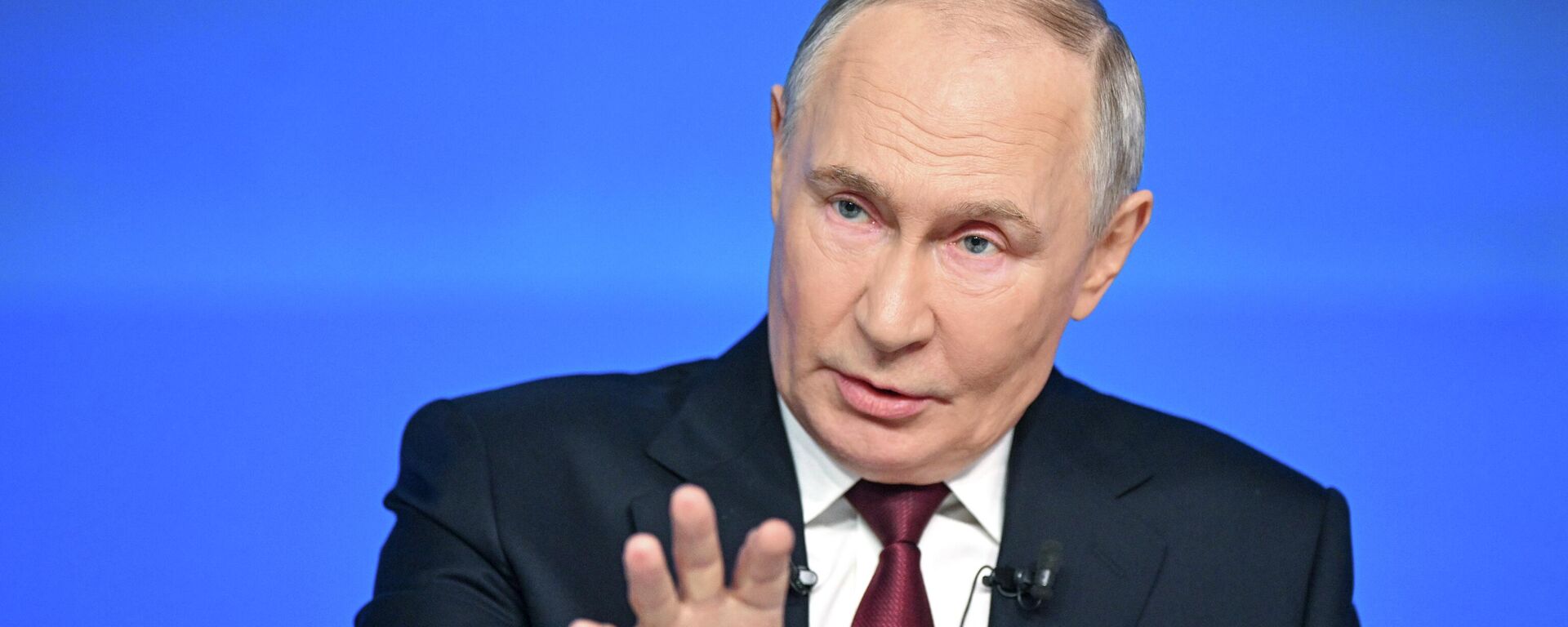 Президент РФ Владимир Путин подводит итоги года в ходе прямой линии  - Sputnik Латвия, 1920, 19.12.2025