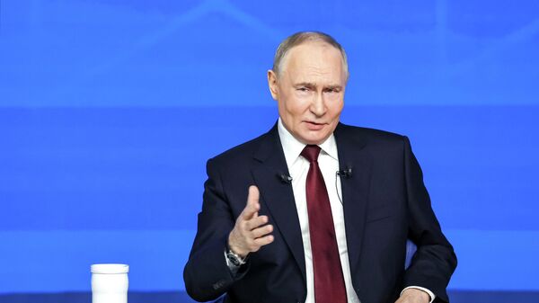 Президент РФ Владимир Путин подводит итоги года в ходе прямой линии - Sputnik Латвия