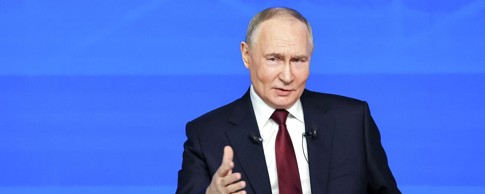 Президент РФ Владимир Путин подводит итоги года в ходе прямой линии - Sputnik Латвия, 1920, 06.06.2026