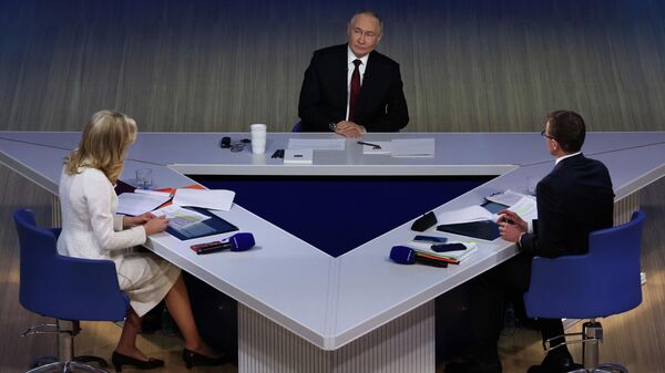 Президент РФ Владимир Путин подводит итоги года в ходе прямой линии - Sputnik Латвия