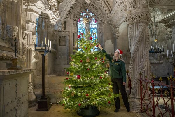 Последние приготовления к рождественской елке в часовне Богоматери в Шотландии. Часовня, основанная в 1446 году, была показана в фильме "Код да Винчи". - Sputnik Латвия