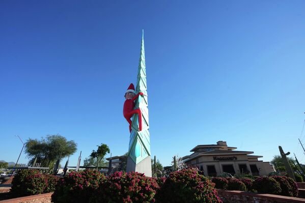 Эльф на елке ​​в местном торговом центре в Скоттсдейле, штат Аризона, США. - Sputnik Латвия