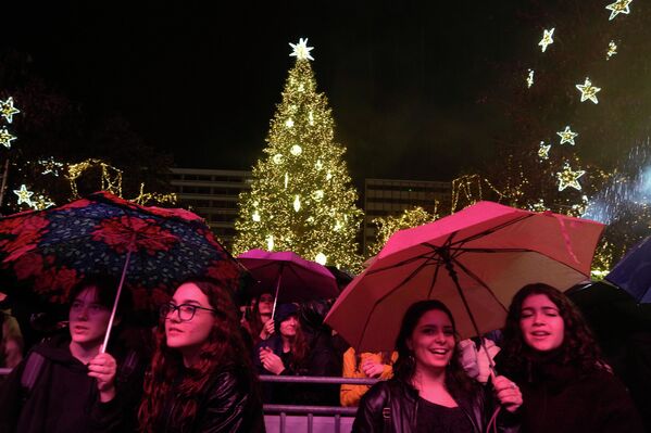 Люди слушают концерт во время дождя на площади Синтагма в Афинах, Греция. - Sputnik Латвия