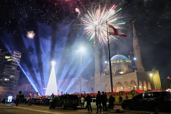 Рождественская елка на площади Мучеников в центре Бейрута, Ливан. - Sputnik Латвия