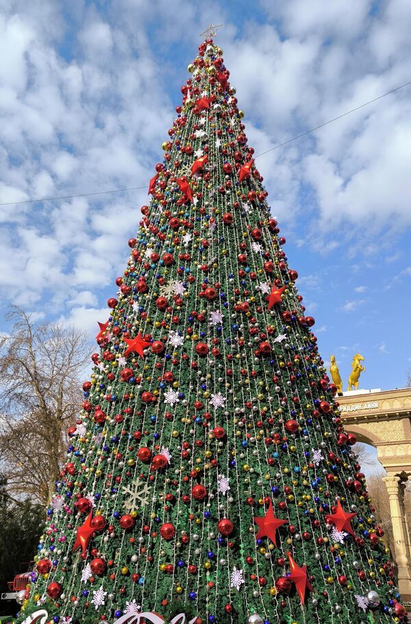 Новогодняя елка в парке Садриддина Айни в Душанбе. - Sputnik Латвия