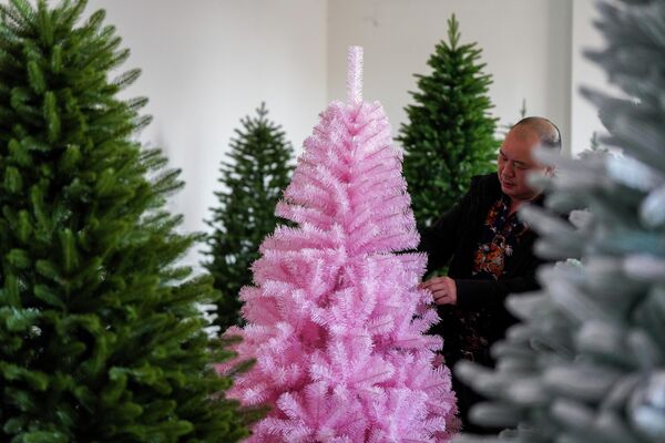 Производство рождественских елок в городе Цзиньхуа, Китай. - Sputnik Латвия