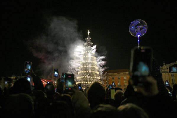 Зажжение огней на рождественской елке в Лиссабоне, Португалия. - Sputnik Латвия